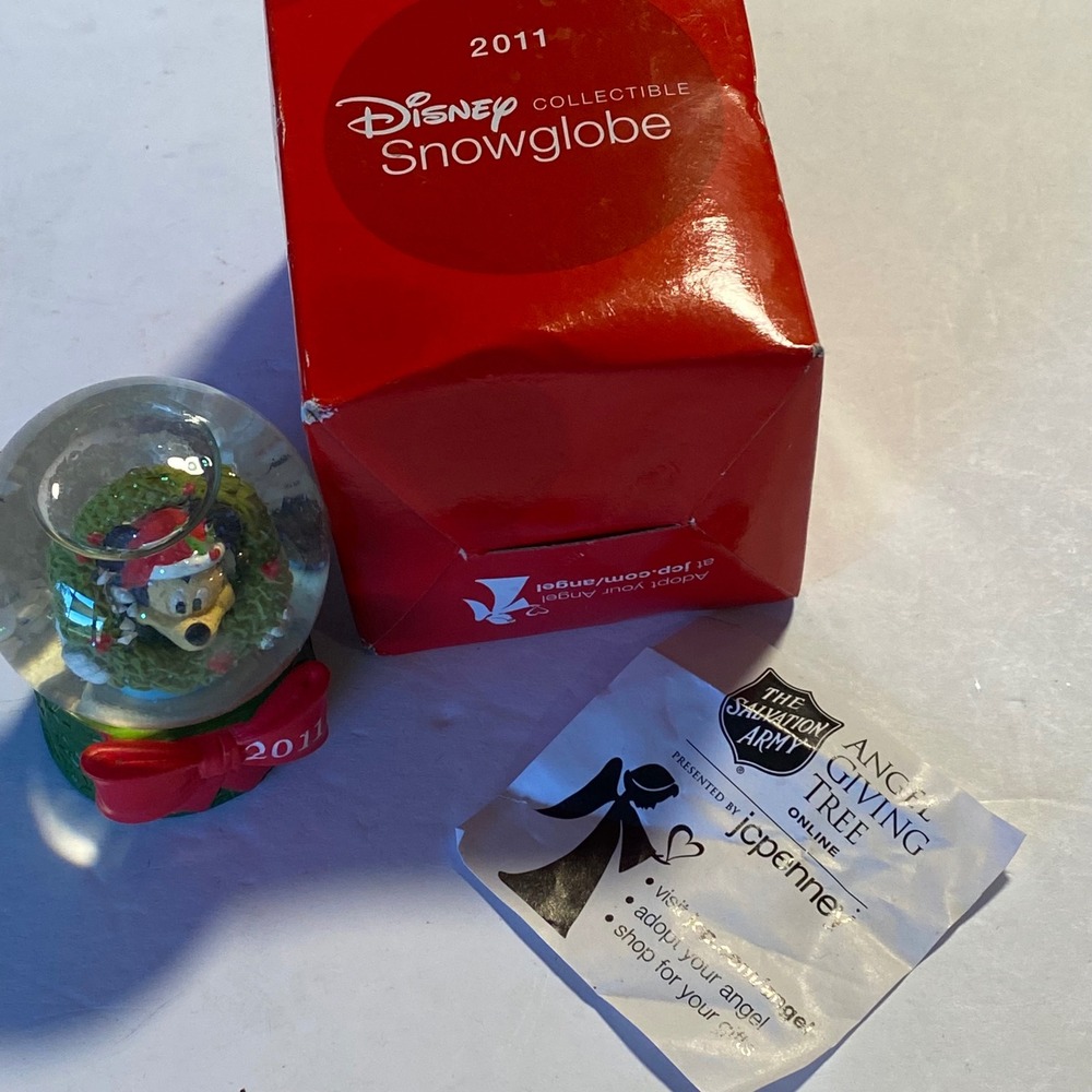 Disney Snowglobe 2011 Mickey Mouse Wreath Holiday Salvation Army Giving Tree